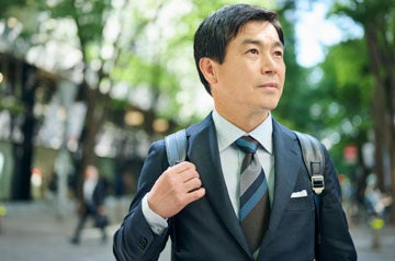街中を歩く50代会社員